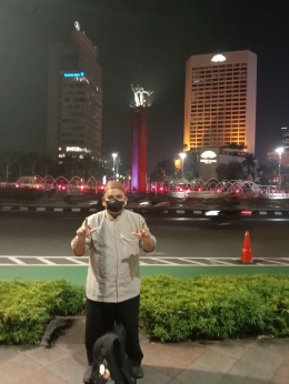 Omjay di depan bundaran hotel Indonesia