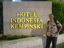Pak Youri di depan hotel Indonesia