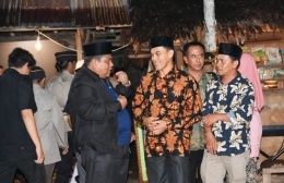 Bupati Padang Pariaman Suhatri Bur berdialog dengan Kadis Pendidikan Anwar. (foto dok kominfo)