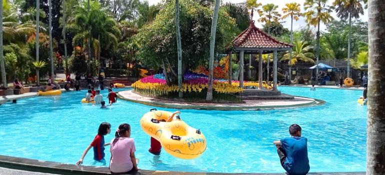 Suasana asri dilengkapi gazebo, siap memanjakan pengunjung di Umbul Bening-Banyuwangi. Sumber: Dokpri.