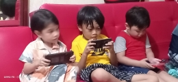 Anak-anak bermain game melalui gadget (foto : Nur Terbit)