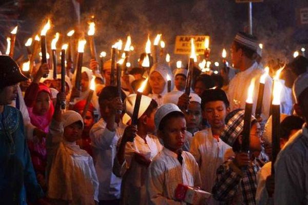 Rombongan Pawai Obor yang Turut Memeriahkan Malam Hari Raya. Sumber: merahputih.com