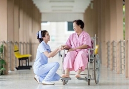 Ilustrasi perawat lansia (gambar via siedoo.com)