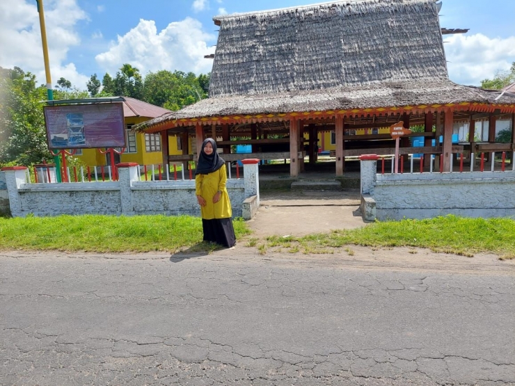Pose di depan Sasadu desa Golo, Sahu Halmahera Barat [dokpri, 2022]