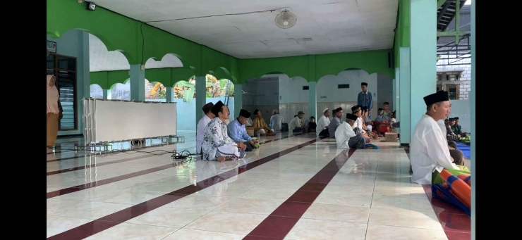 Pembacaan doa oleh Bapak Ari Shobirin didampingi oleh ketua pengurus Masjid Al-Kautsar, Bapak H. Jamari (Dokumen Pribadi)