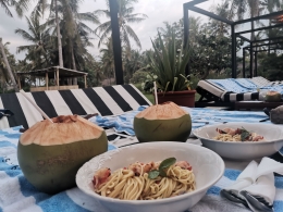 MAKAN SIANG. Makanan dan minuman yang disajikan siang hari untuk makan siang sambil menikmati pemandangan pantai, Senin (2/5). (Chelsea Anastasia)