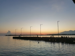 MATAHARI TERBIT. Pemandangan matahari terbit sekitar pukul 06.00 WITA di Pelabuhan Gili Trawangan, Jumat, (6/5). (Chelsea Anastasia)