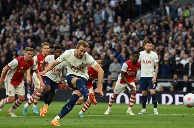 Gol penalti Harry Kane ke gawang Arsenal (Bolasport.com)