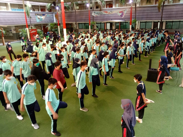 Pengurus OSIS SMP labschool Jakarta memimpin olahraga pagi/dokpri
