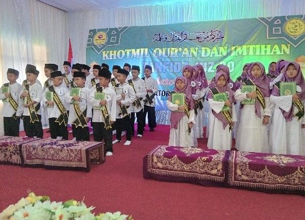 Peserta khodmil dan imtihan sudah berada di panggung penghormatan (dokpri)