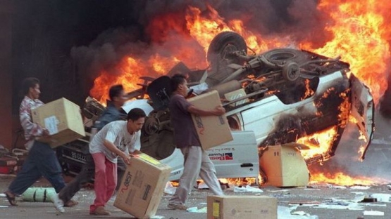 Aksi penjarahan dan pembakaran dalam tragedi Mei 1998 (foto: CHOO YOUN-KONG/AFP/Getty Images via bbc.com)