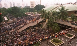 Aksi massa mahasiswa menduduki gedung DPR/MPR (foto: AFP PHOTO via merdeka.com)
