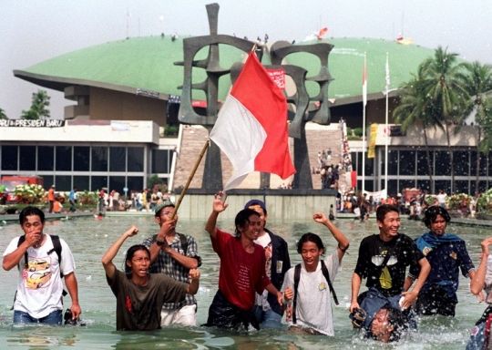 Syukuran mahasiswa atas turunnya Suharto pada 21 Mei 1998 ((foto: AFP PHOTO via merdeka.com)