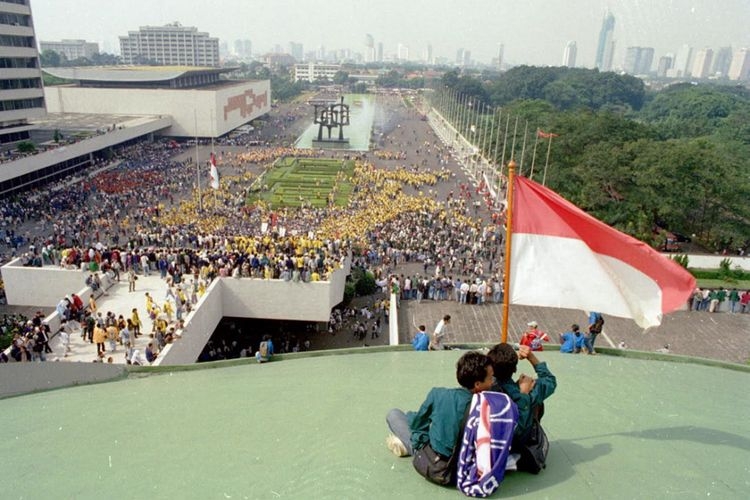Ribuan mahasiswa menduduki Gedung MPR/DPR saat unjuk rasa menuntut Soeharto mundur sebagai Presiden RI, Jakarta, Mei 1998. Foto: Rully Kesuma/Majalah D&R via Kompas.com
