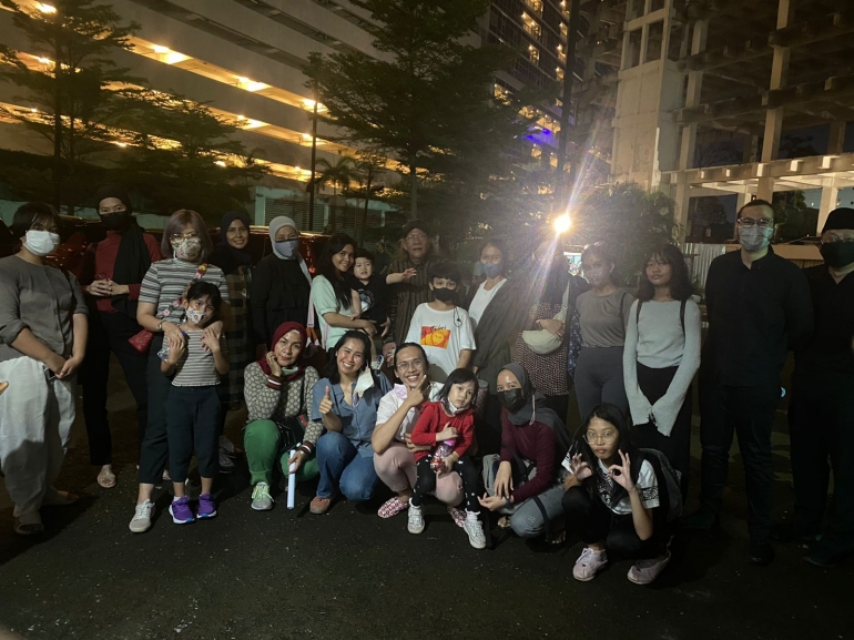 Keguyuban para orang tua dan anak-anak Teater Tanah Air. Semua saling menyemangati. Foto: Dok. TA