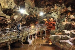 Gua Akbar yang menjadi salah satu tujuan wisata di Tuban. Gambar : sikidang.com