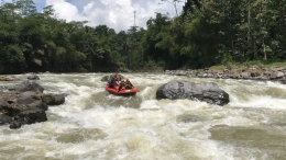 Tim saat melewati Jeram Double Drop, Sungai Serayu Atas, Banjarnegara, Jawa Tengah. Dok. Tim Enhancement ORAD IMPALA UB