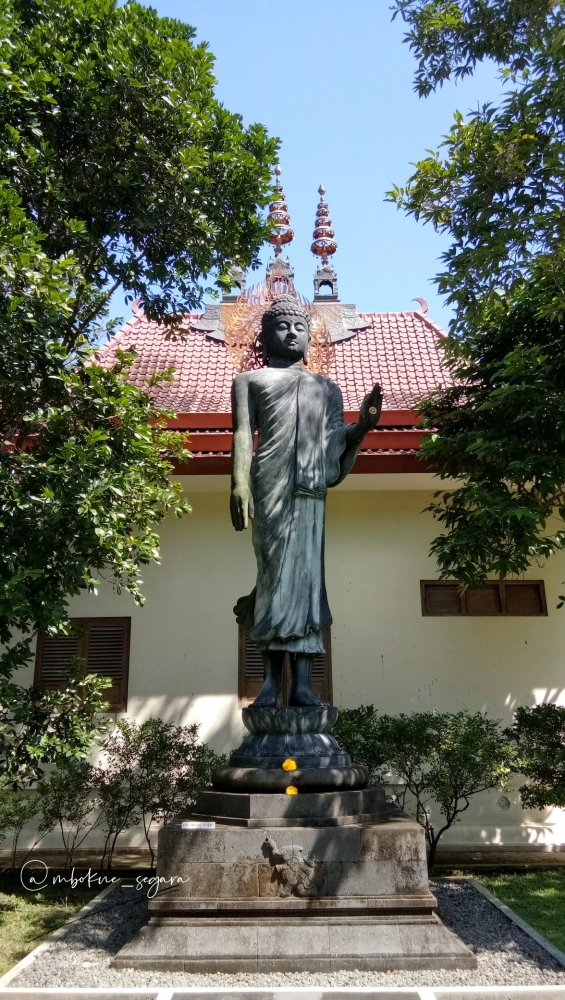 Patung Sang Buddha di Halaman Mendut Monastery Magelang. Dokpri
