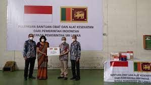 Penyerahan bantuan kemanusiaan dari pihak Indonesia kepada pihak Sri Lanka (cnbcindonesia.com)