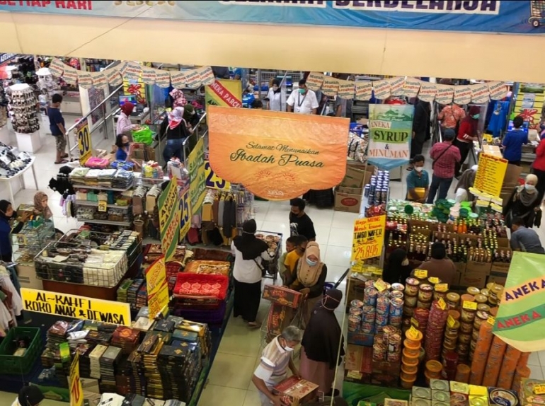 Suasan Salah Satu Pusat Perbelanjaan di Kota Semarang. Dokpri