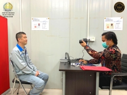 Petugas Imigrasi Muara Enim melakukan pengambilan biometrik WNA/dokpri