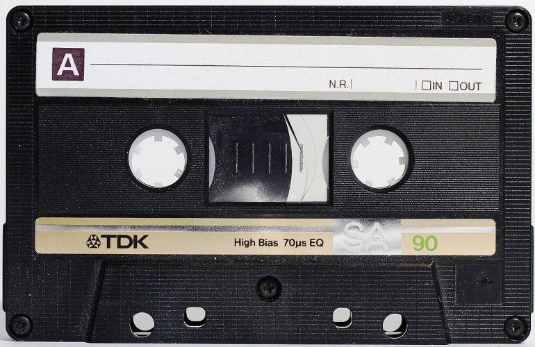 Kaset, wahana penyimpanan data audio secara analog sebelum Compact Disc (sumber: wikimedia)