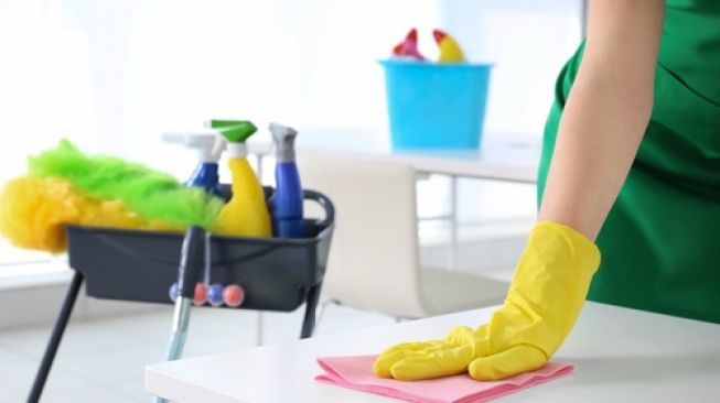 Membersihkan ruangan di dalam rumah ( 15 Mei 2022 ). Foto dari suara.com / Arendya Nariswari | Amertiya Saraswati