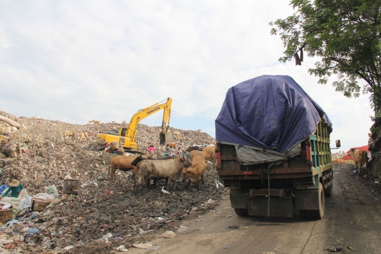 Truk pengangkut sampah memasuki Tempat Pengolahan Sampah Terpadu (TPST) Piyungan (19/2/2022) - Kompas/Haris Firdaus