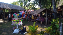 Pengunjung pasar rakyat Dewi Sri yang antusias menanti pertunjukan seni jaranan jaran kepang yang nyaris dilupakan (Dokumentasi pribadi)