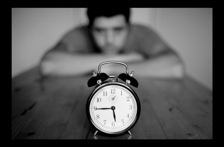 Seseorang yang sedang menunggu berbuka puasa ( 15 Mei 2022 ). Sember foto : dictio.id / dedek deduk