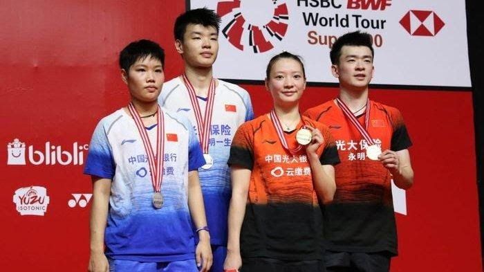 Para pebulutangkis asal China tampak berpotret ketika naik podium (sumber: kaltim.tribunnews.com)