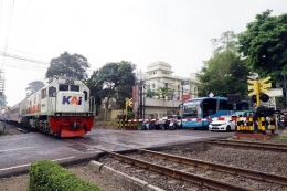 Kereta api yang sedang melintas di sebuah perlintasan jalan ( Selasa, 17/05/2022 ). Foto dari Okezone.com / Azhfar Muhammad