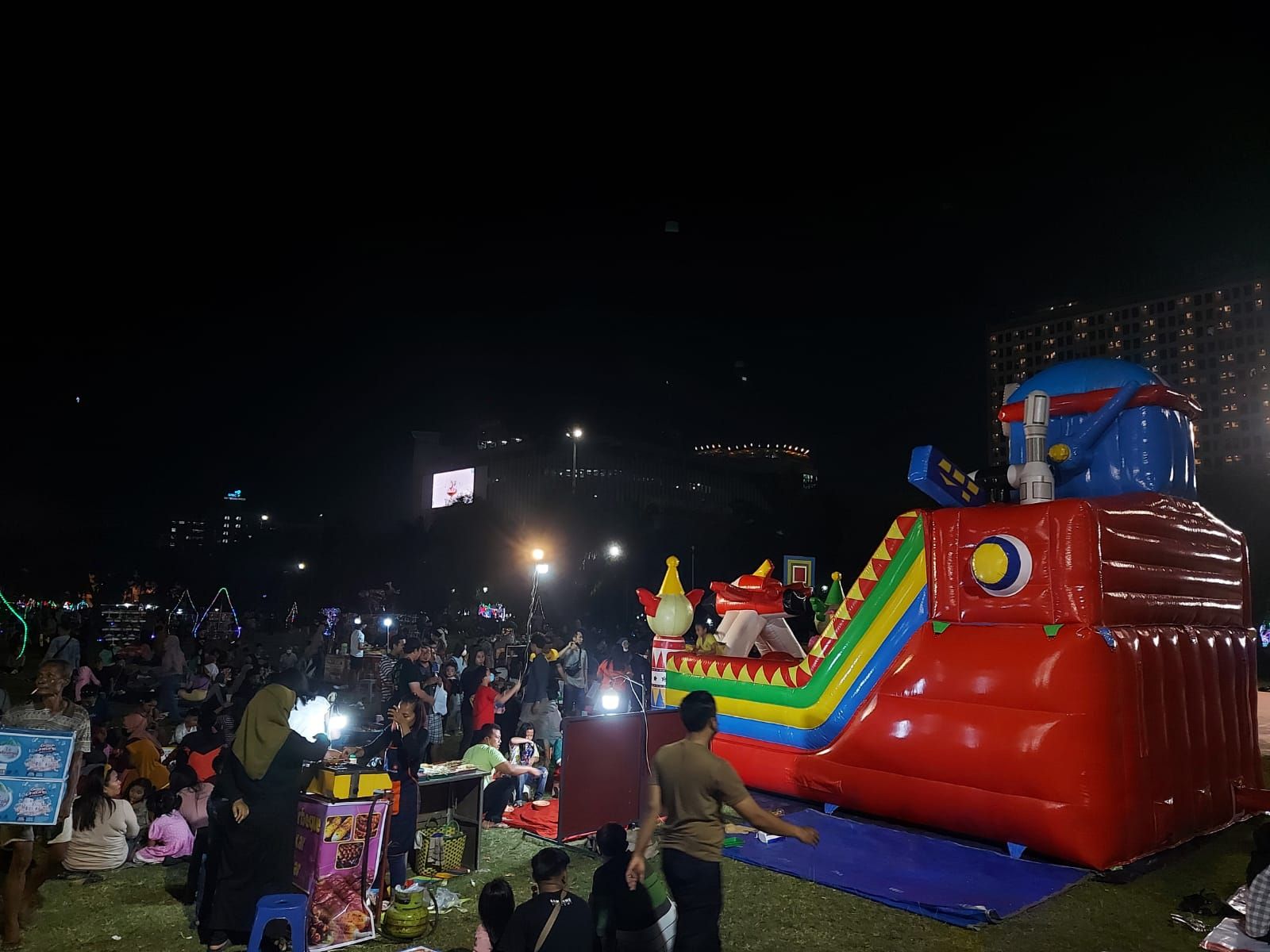 Berbagai wahana permainan di Lapangan Pancasila, Simpang Lima, Semarang.