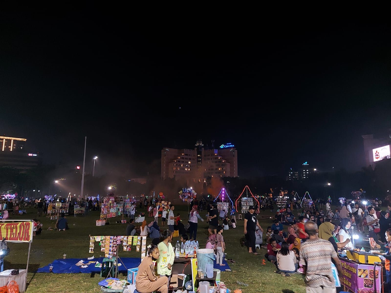 Suasana malam takbiran di Simpang Lima, Semarang.