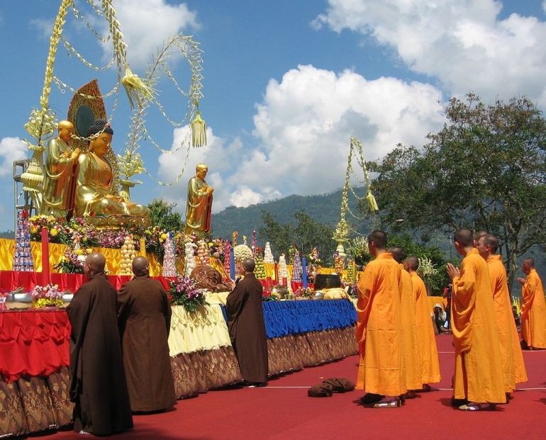 Source : Vesak Day 2555 - Waisak - Wikipedia bahasa Indonesia, ensiklopedia bebas 