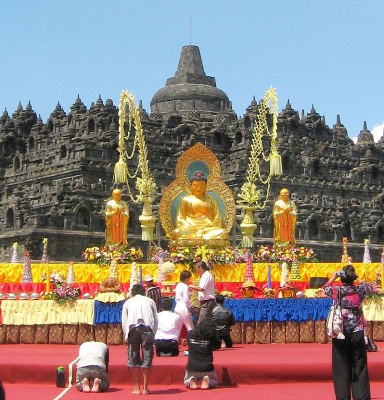 Source : Borobudur on Vesak Day 2011 - Vesak - Wikipedia 