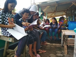 Anak-anak membaca buku, Dokpri/Facebook Nyekar Pustaka