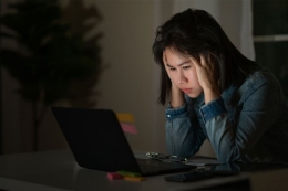 Ilustrasi pekerja burnout akibat hustle culture. (sumber: Shutterstock via kompas.com)