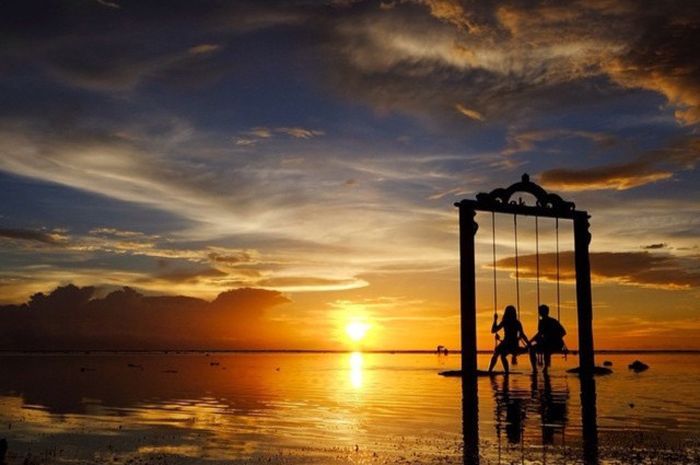 Menikmati senja di pinggir pantai bersama teman sebaya. ( Selasa, 17/05/2022 ). Foto dari : penulis UKM Universitas Negeri Malang