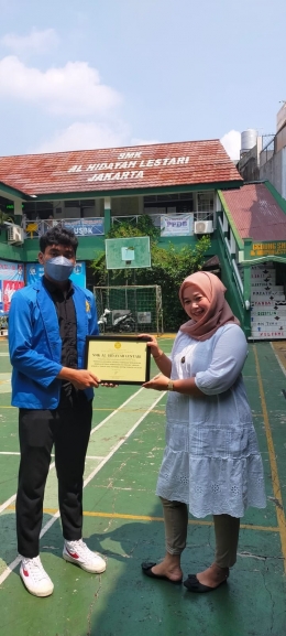 Penyerahan Piagam Penghargaan kepada pihak sekolah SMK Al-Hidayah Lestari (dokpri)