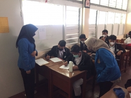 Pengerjaan soal post test oleh siswa SMK Al-Hidayah Lestari (dokpri)