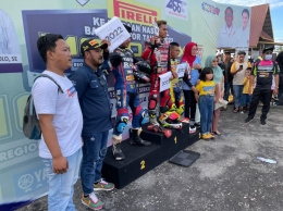  sesi foto bersama para juara Kejurnas Balap Motor Seri 1 region D Sulteng di Sirkuit Panggona Palu, 13-15 Mei 2022. dok IMI Sulteng