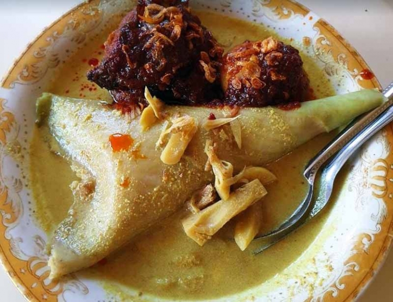 Foto lontong khas Banjarmasin serta lauk ayam sambal habang (sumber: genpi.id)