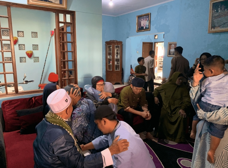 Potret kegiatan tradisi sungkeman salah satu keluarga di Kota Semarang. Sumber : Dokpri