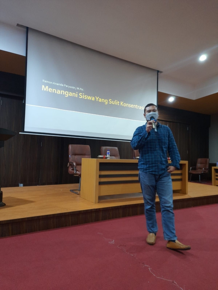 Dosen Psikologi Umsida, Ramon Ananda Paryontri, M.Psi., saat memberikan materi di seminar pendidikan (foto yupiter Sulifan)