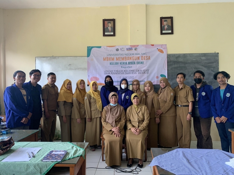 Gambar 1. Foto bersama peserta workshop (guru SD di Desa Sidodadi dan pelaksana kegiatan (kelompok KKN MBKM Universitas Negeri Malang 2022) Dokpri