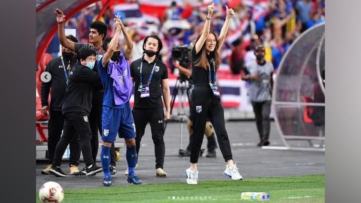 Madame Pang meluapkan kegembiraan usai timnas Thailand memenangkan pertandingan.@Panglamsam