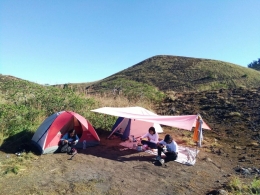 Salah satu spot camping untuk menikmati sunset dan sunrise (Dok Pribadi)