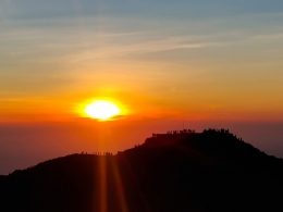 Sunrise yang indah, serta pendaki-pendaki yang berjejer (Dok Pribadi)