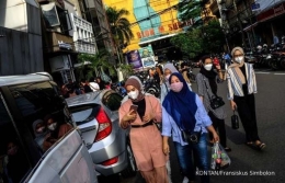 Aktivitas warga mengenakan masker. Foto: Fransiskus Simbolon/kontan.co.id